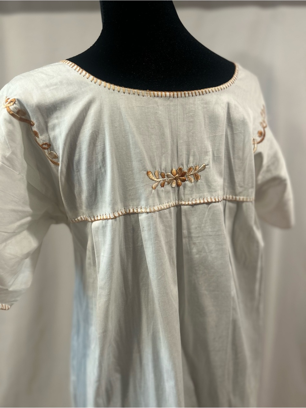 VINTAGE Huipil Mexican Dress with White Floral Embroidered with gold and brown - Picture 7 of 8